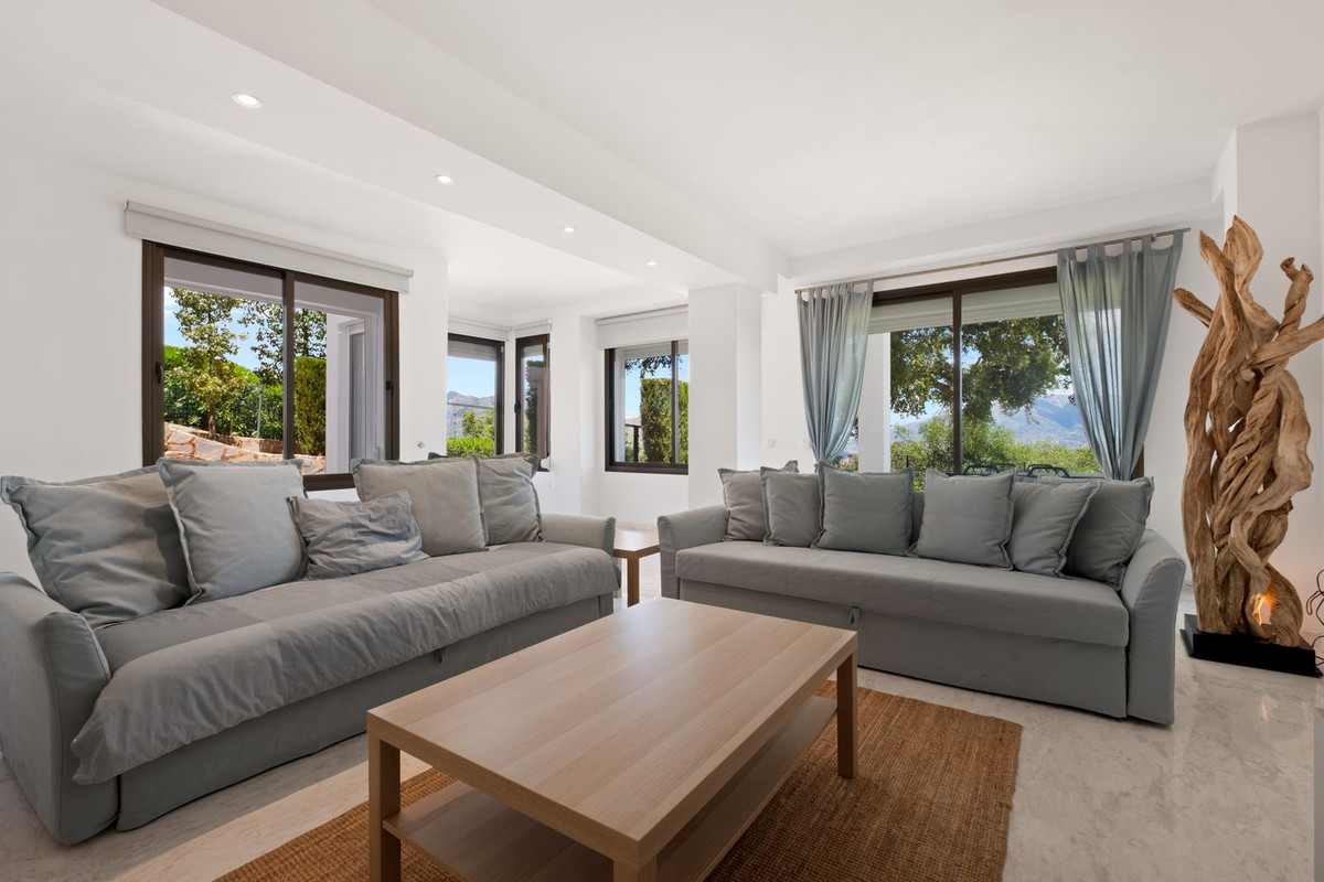 Piso de 2 Dormitorios en venta en La Mairena, Marbella
