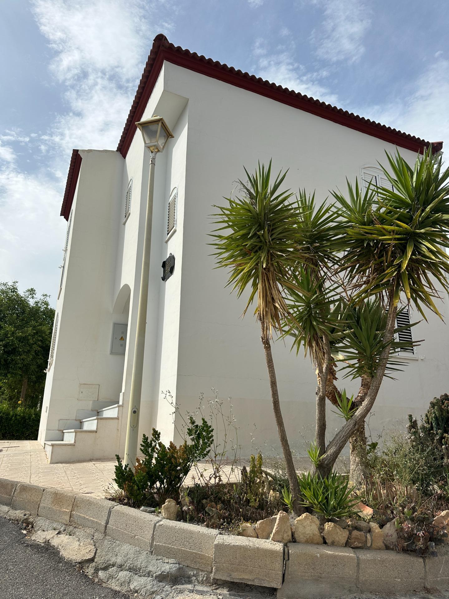 Casa Adosada de 4 Dormitorios en venta en Urrácal