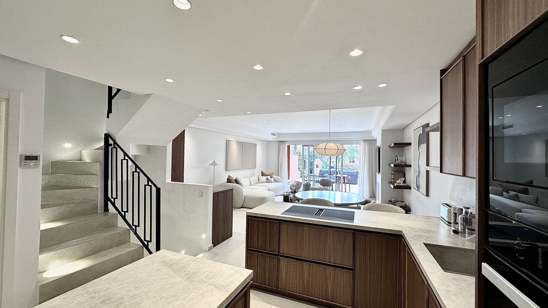 Casa de 4 Dormitorios y 4 Baños en alquiler en Milla de Oro, Marbella