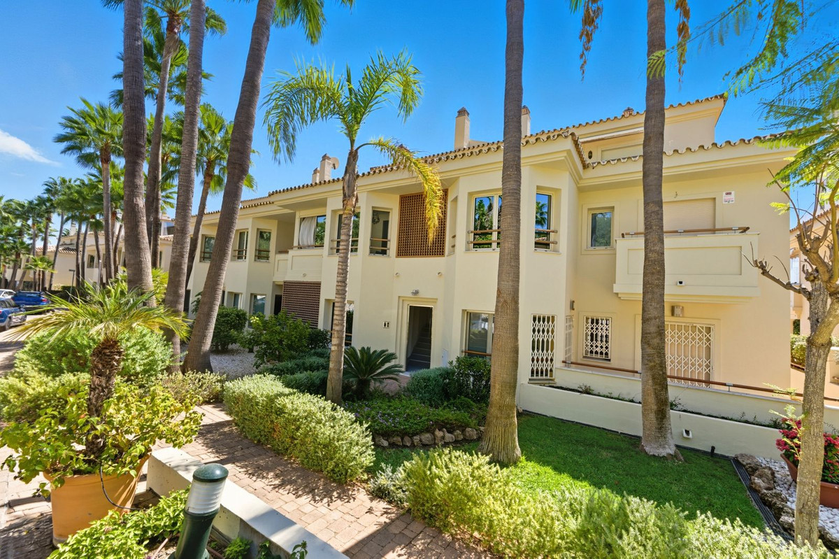 3 Bed - Apartment for Sale in Sierra Blanca, Marbella