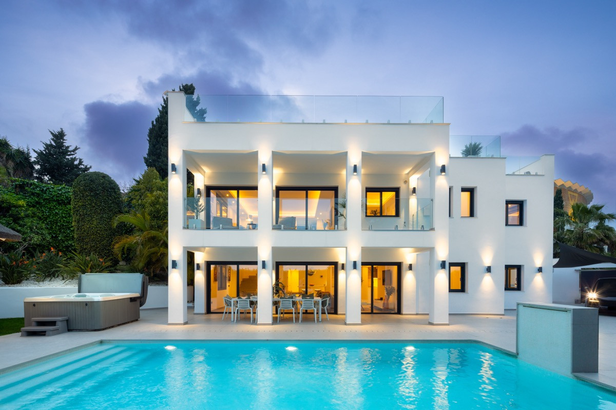 Casa de 5 Dormitorios y 5 Baños en venta en Nueva Andalucía, Marbella