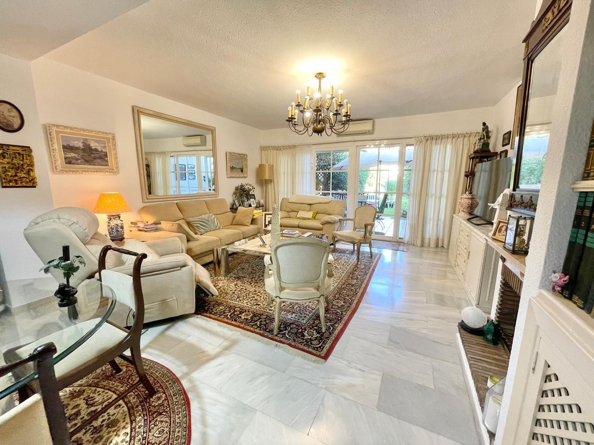 Casa Adosada de 3 Dormitorios en venta en Estepona