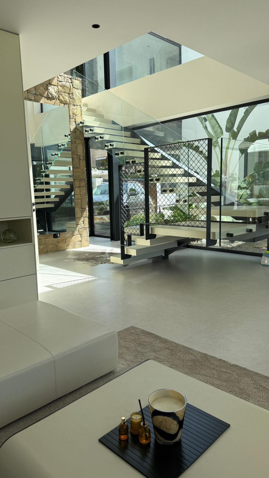 Casa de 5 Dormitorios en venta en Milla de Oro, Marbella
