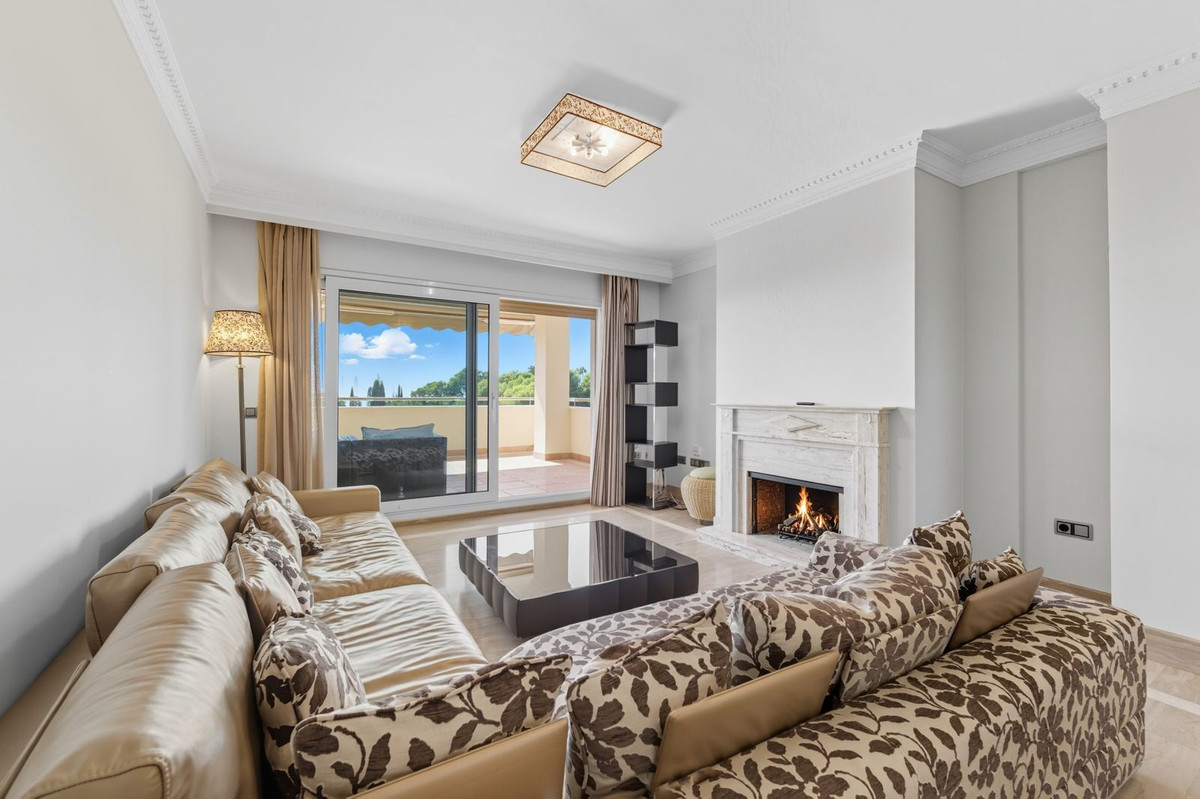3 Bed - Apartment for Sale in Sierra Blanca, Marbella