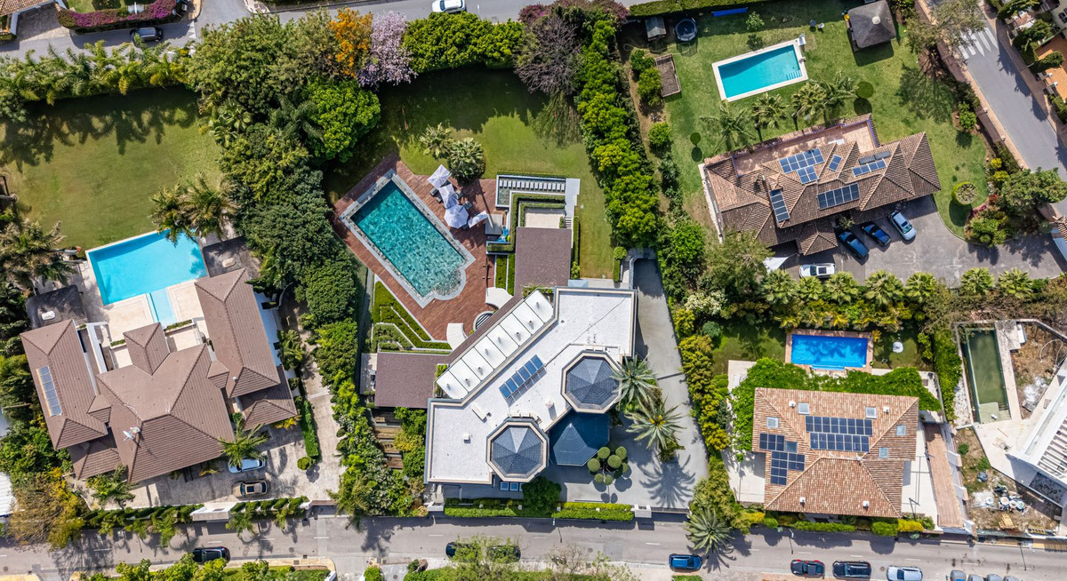 Casa de 10 Dormitorios y 10 Baños en venta en Guadalmina Baja, San Pedro de Alcántara