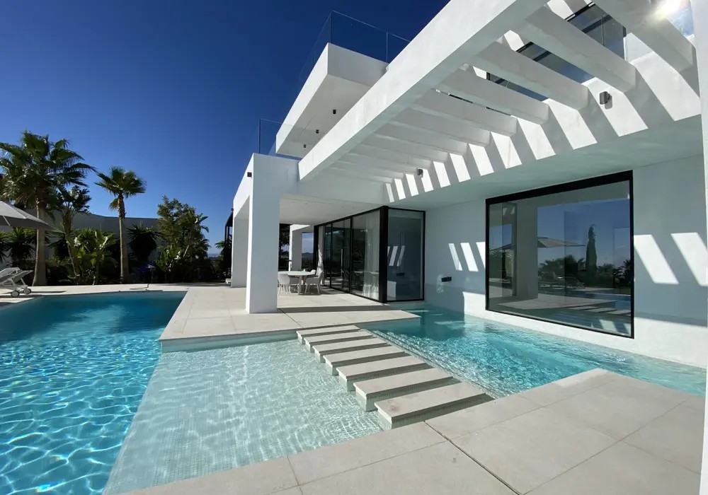 Casa de 9 Dormitorios en alquiler vacacional en Nueva Milla de Oro, Estepona