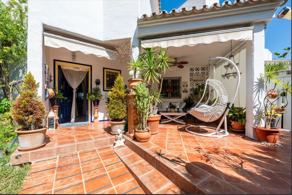 Casa Adosada de 3 Dormitorios en venta en Estepona