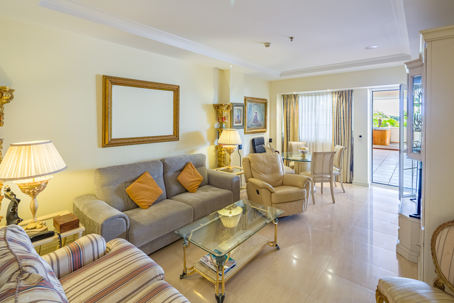 Piso de 2 Dormitorios y 2 Baños en venta en Milla de Oro, Marbella