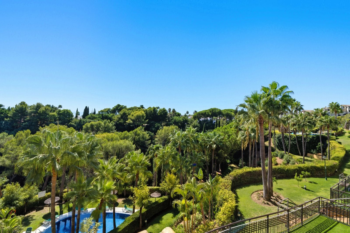 3 Bed - Apartment for Sale in Sierra Blanca, Marbella