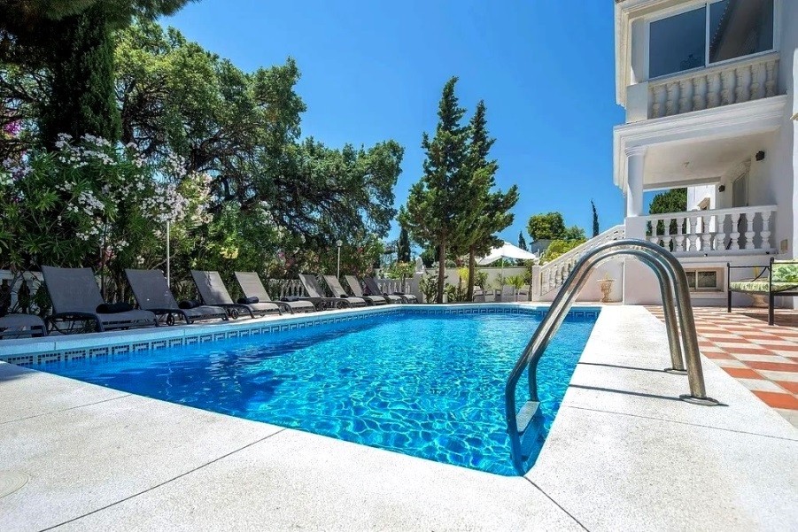 Casa de 10 Dormitorios y 8 Baños en alquiler vacacional en Las Chapas, Marbella