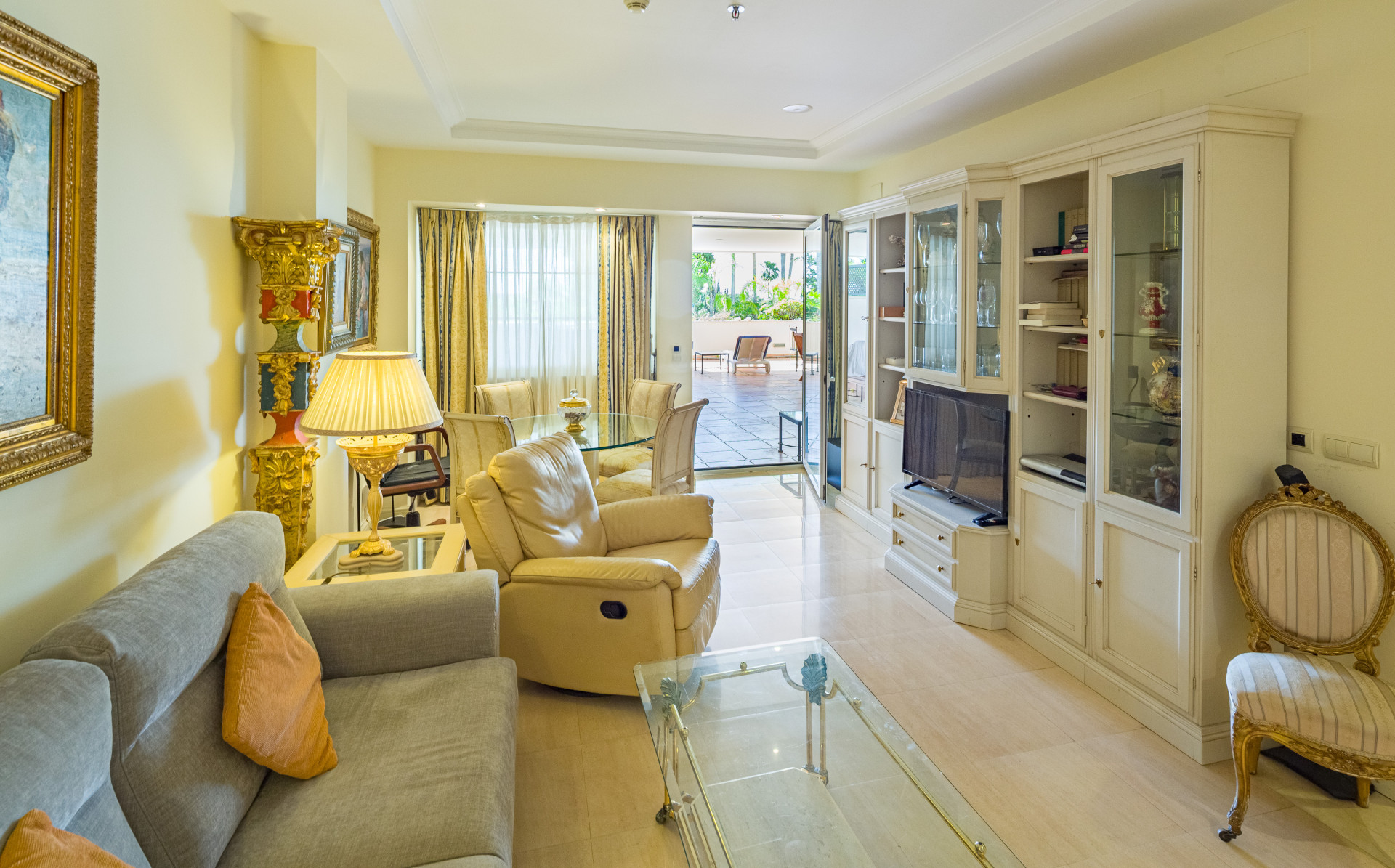Piso de 2 Dormitorios y 2 Baños en venta en Milla de Oro, Marbella