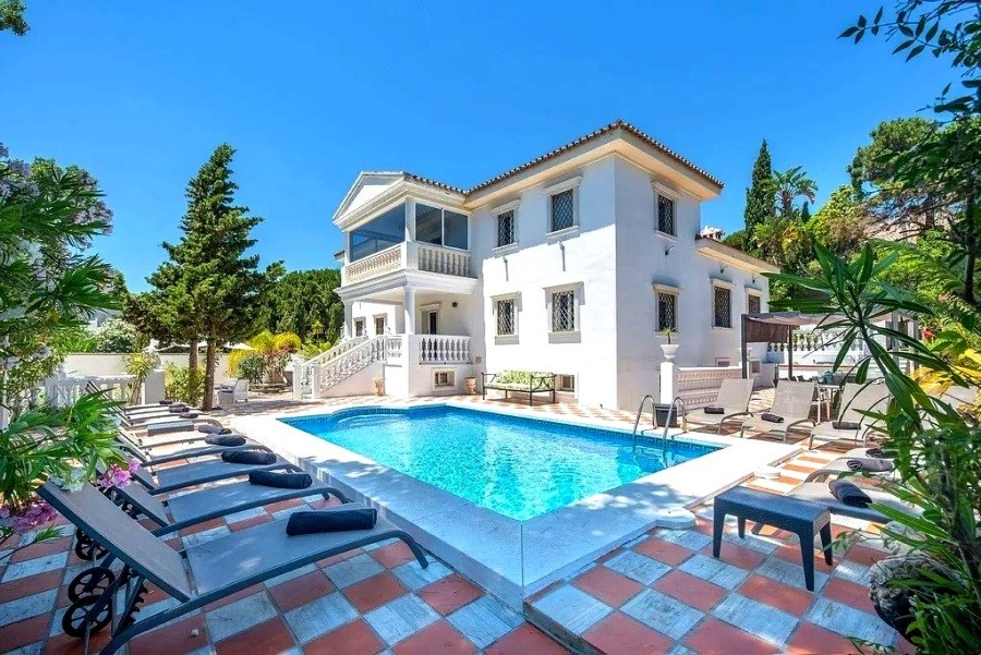 Casa de 10 Dormitorios y 8 Baños en alquiler vacacional en Las Chapas, Marbella