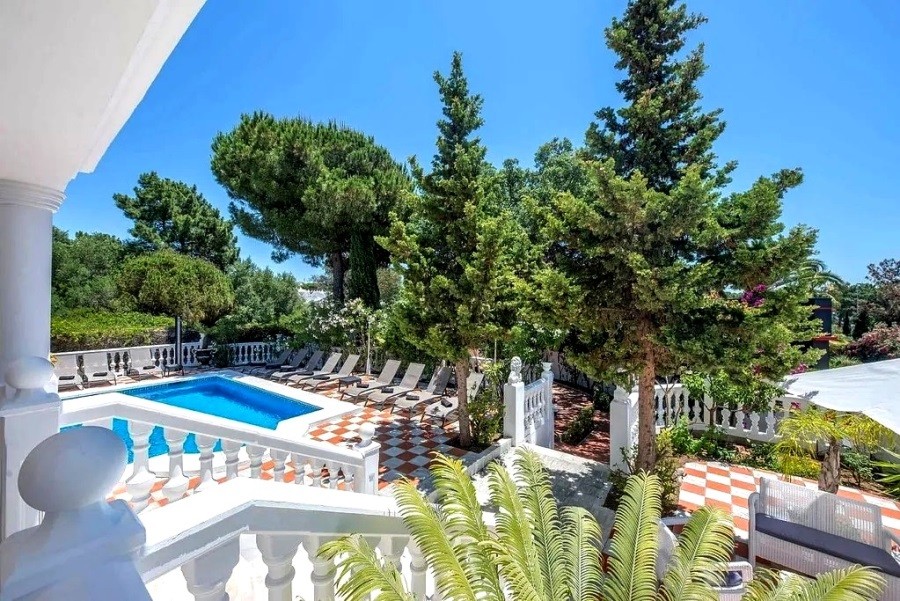 Casa de 10 Dormitorios y 8 Baños en alquiler vacacional en Las Chapas, Marbella