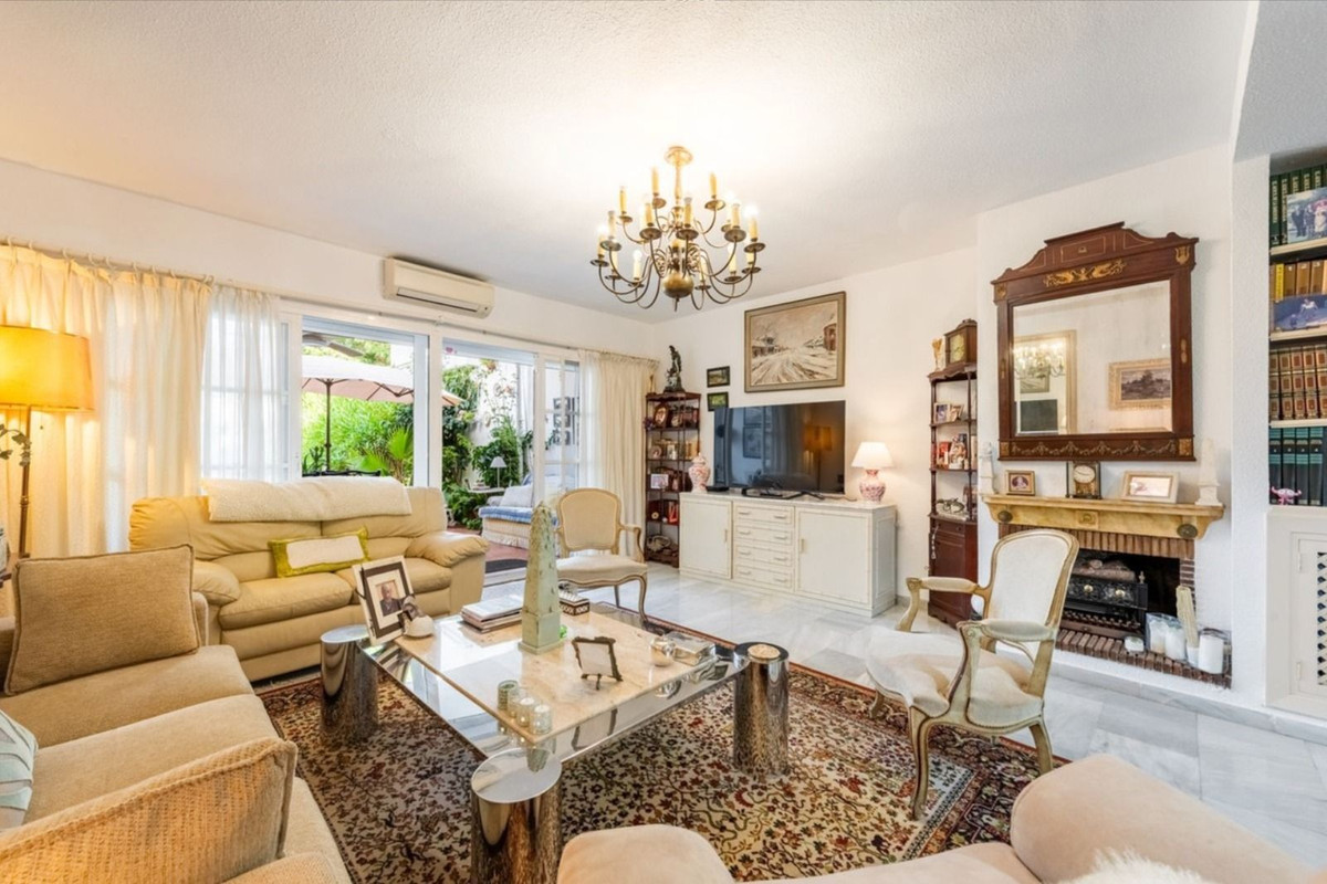 Casa Adosada de 3 Dormitorios en venta en Estepona