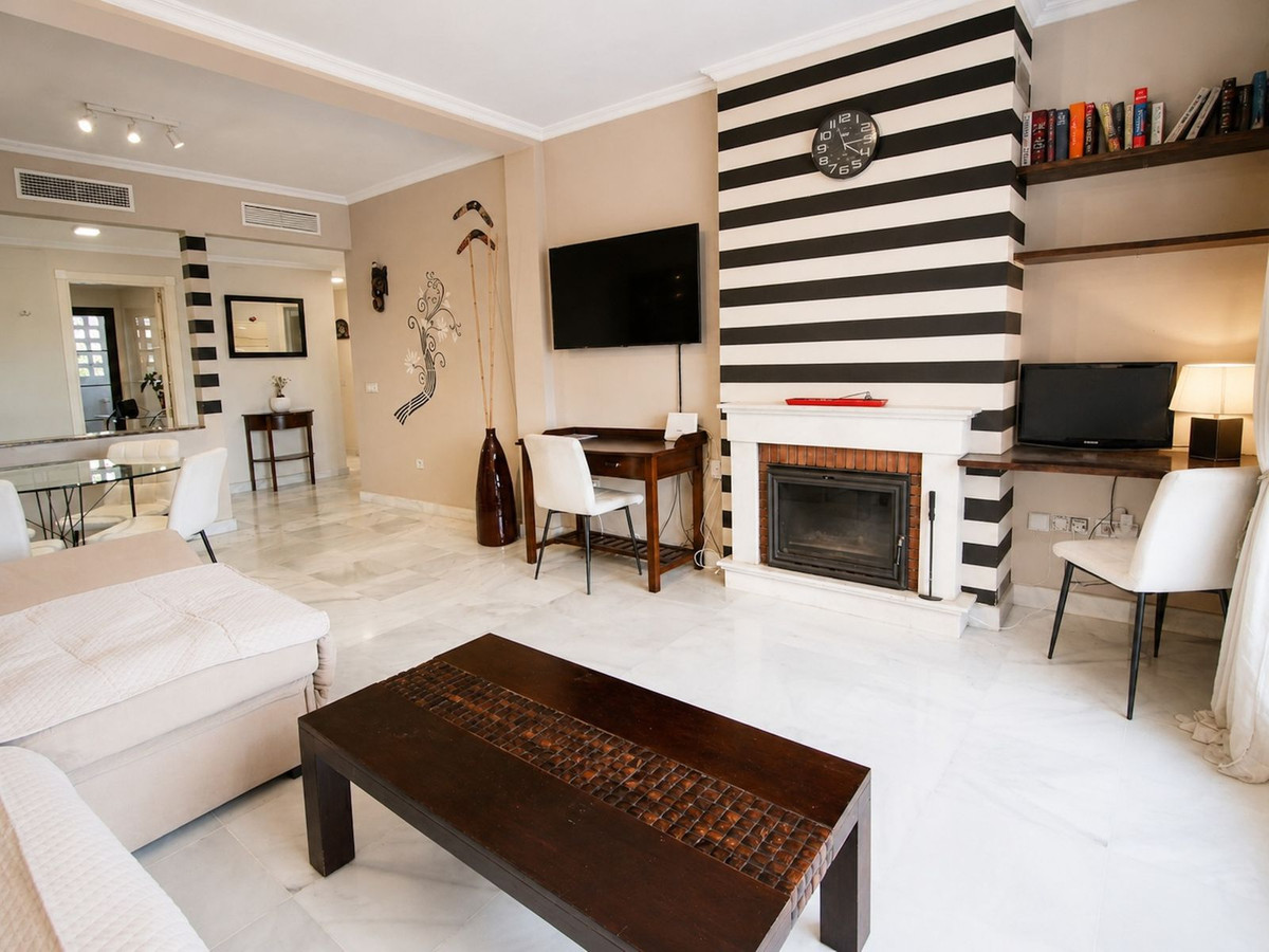 Piso de 2 Dormitorios y 2 Baños en venta en Nueva Milla de Oro, Estepona