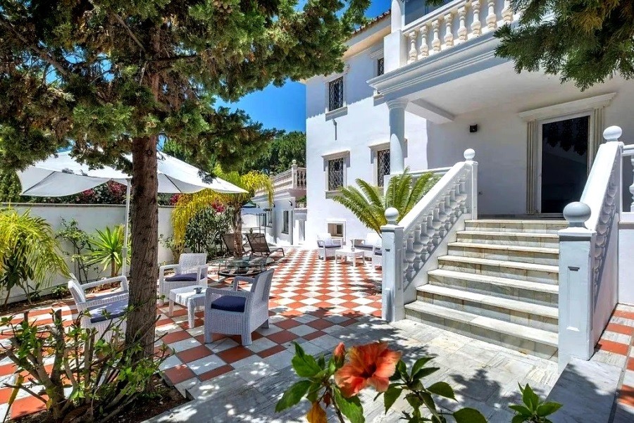 Casa de 10 Dormitorios y 8 Baños en alquiler vacacional en Las Chapas, Marbella