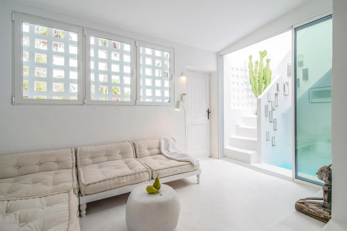 Piso de 2 Dormitorios y 2 Baños en venta en Las Chapas, Marbella