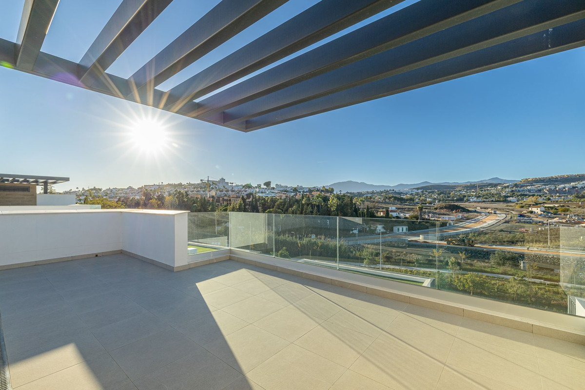 Casa Adosada de 4 Dormitorios y 3 Baños en venta en Atalaya, Estepona