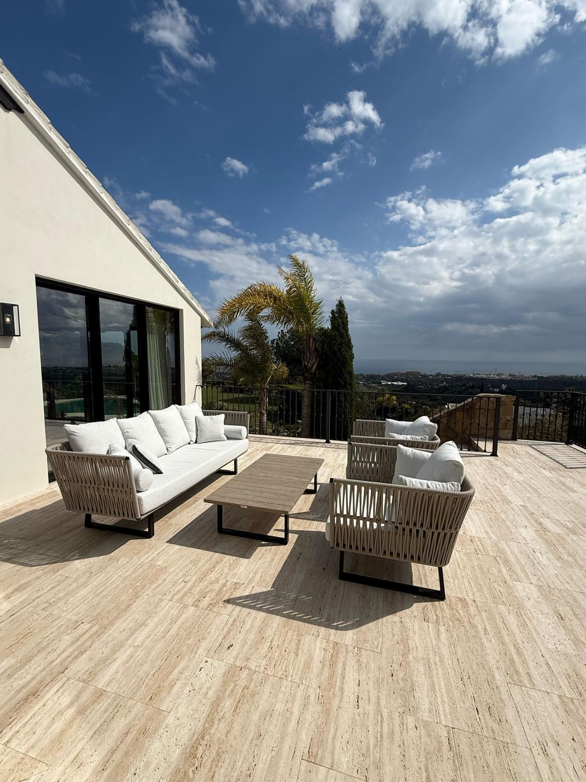Casa de 6 Dormitorios y 6 Baños en alquiler en Estepona