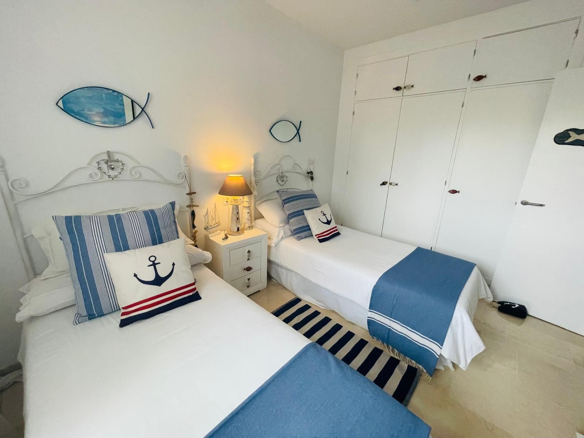 Casa Adosada de 5 Dormitorios en venta en Los Monteros, Marbella