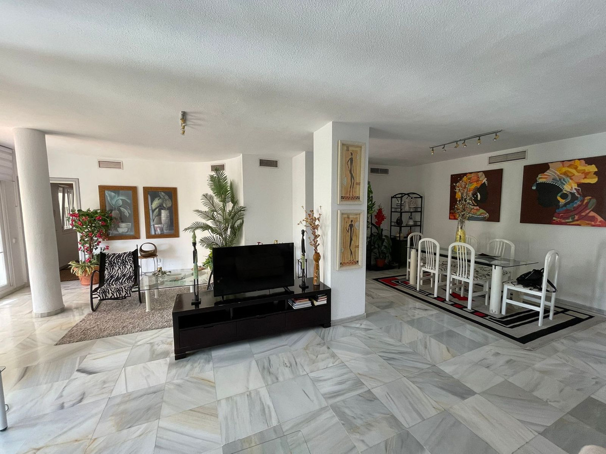 Piso de 5 Dormitorios en venta en Nagüeles, Marbella