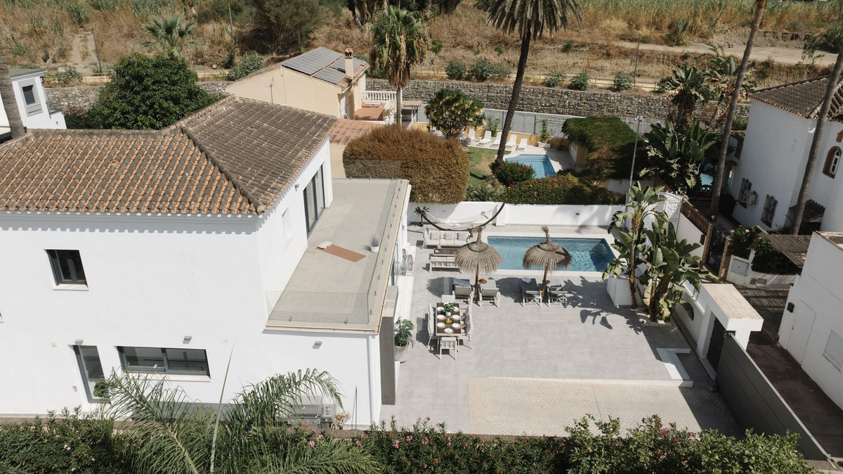4 спални, 3 бани - Вила за продажба в Nueva Andalucia, Marbella