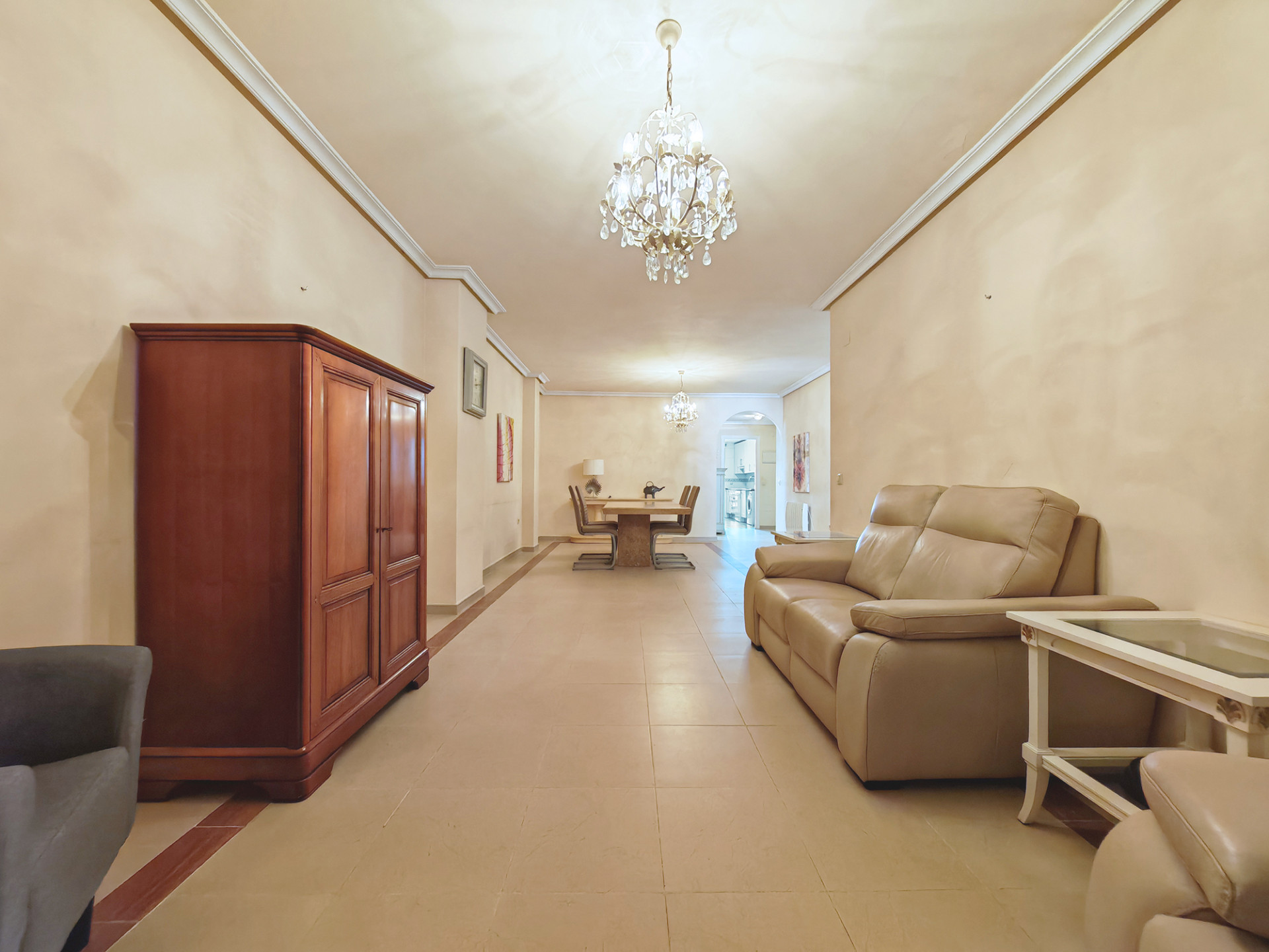 Piso de 2 Dormitorios y 2 Baños en venta en Nueva Andalucía, Marbella