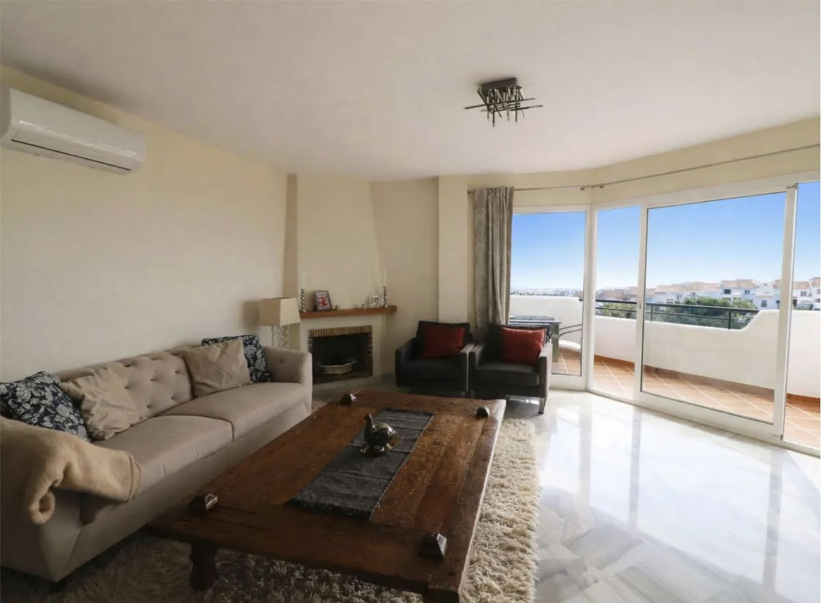 Piso de 3 Dormitorios y 2 Baños en venta en Calahonda