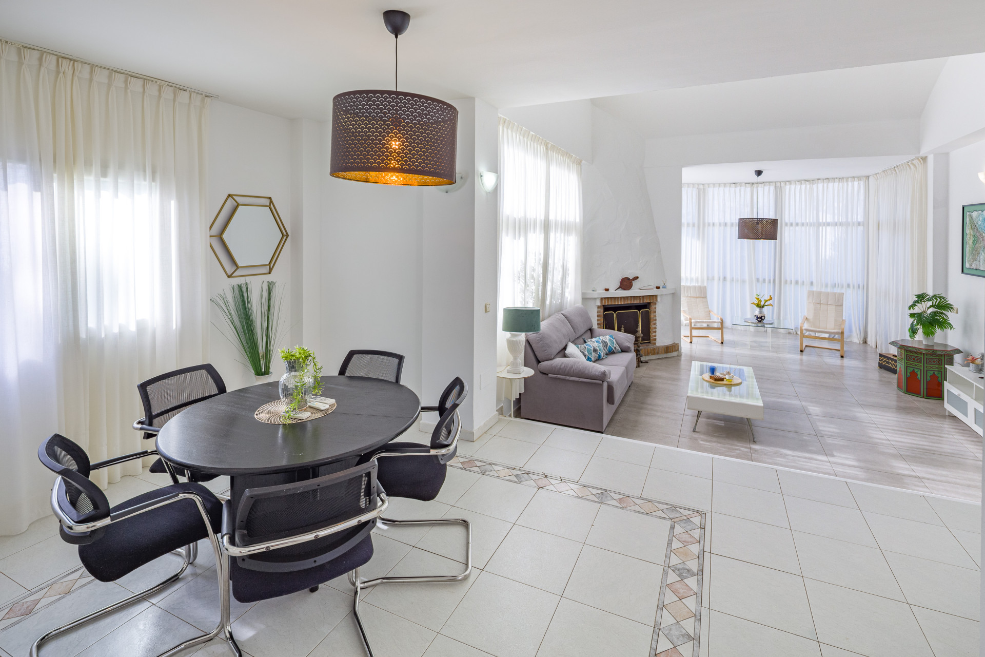 Casa de 3 Dormitorios en venta en Las Chapas, Marbella