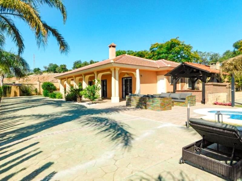 Casa de 6 Dormitorios y 4 Baños en alquiler vacacional en Málaga