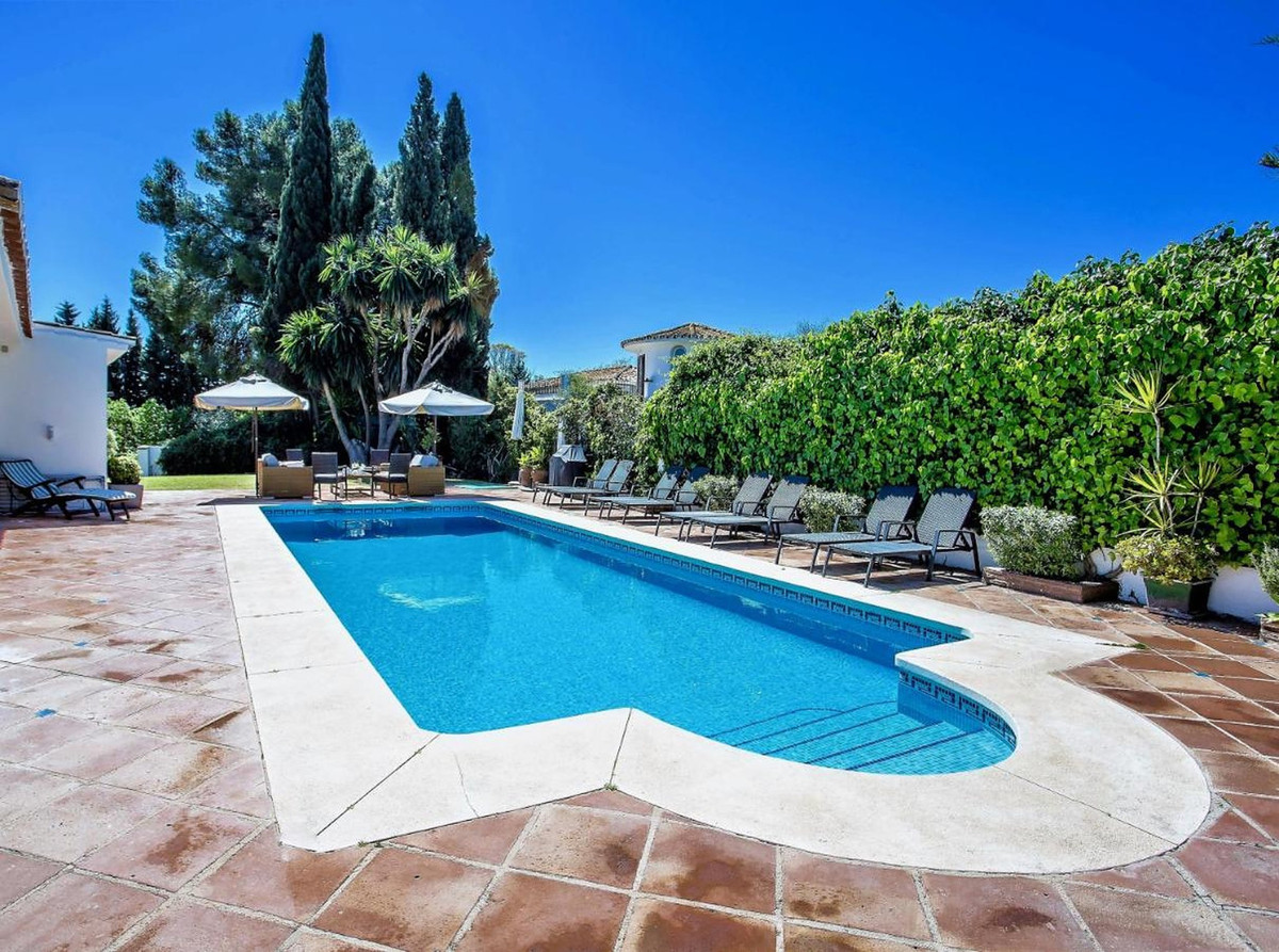 Casa de 8 Dormitorios y 6 Baños en alquiler en San Pedro de Alcántara
