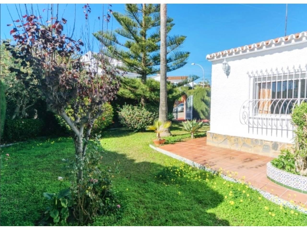 Casa Adosada de 4 Dormitorios y 3 Baños en alquiler vacacional en Chilches