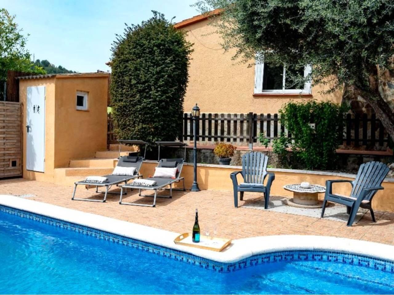 Casa Adosada de 3 Dormitorios en alquiler vacacional en Castellet i La Gornal