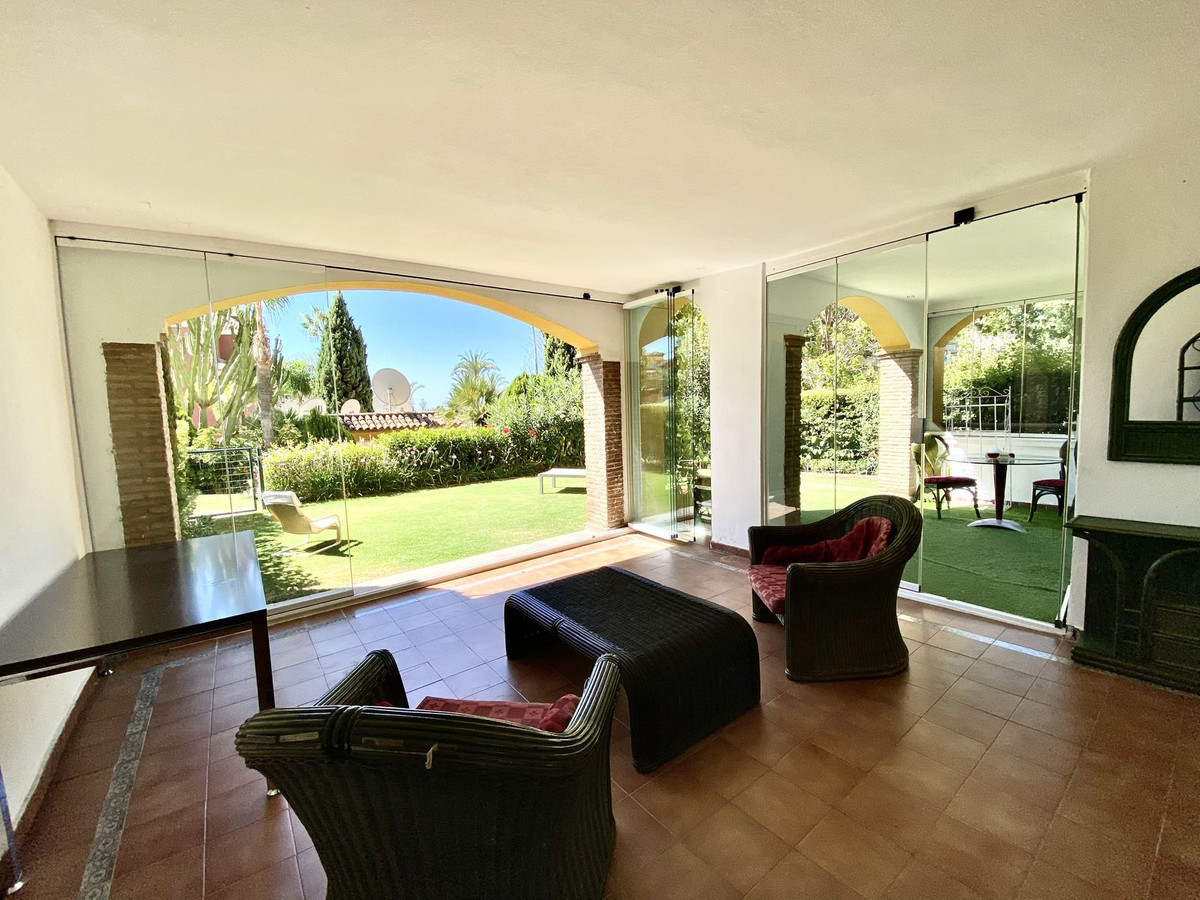 Piso de 2 Dormitorios en alquiler en Milla de Oro, Marbella