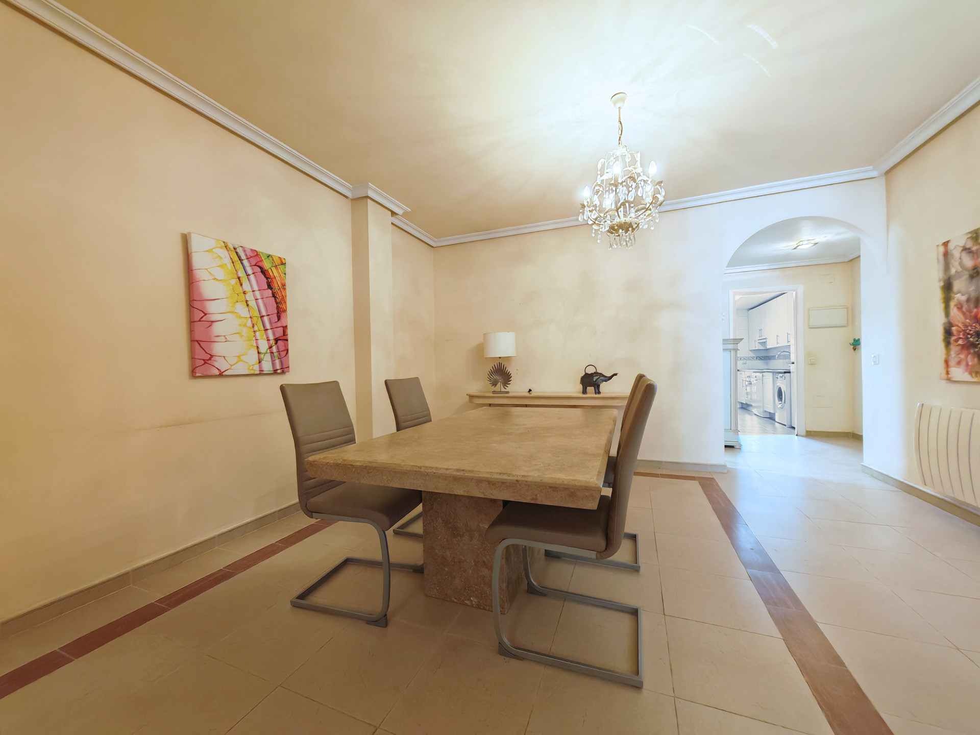 Piso de 2 Dormitorios y 2 Baños en venta en Nueva Andalucía, Marbella