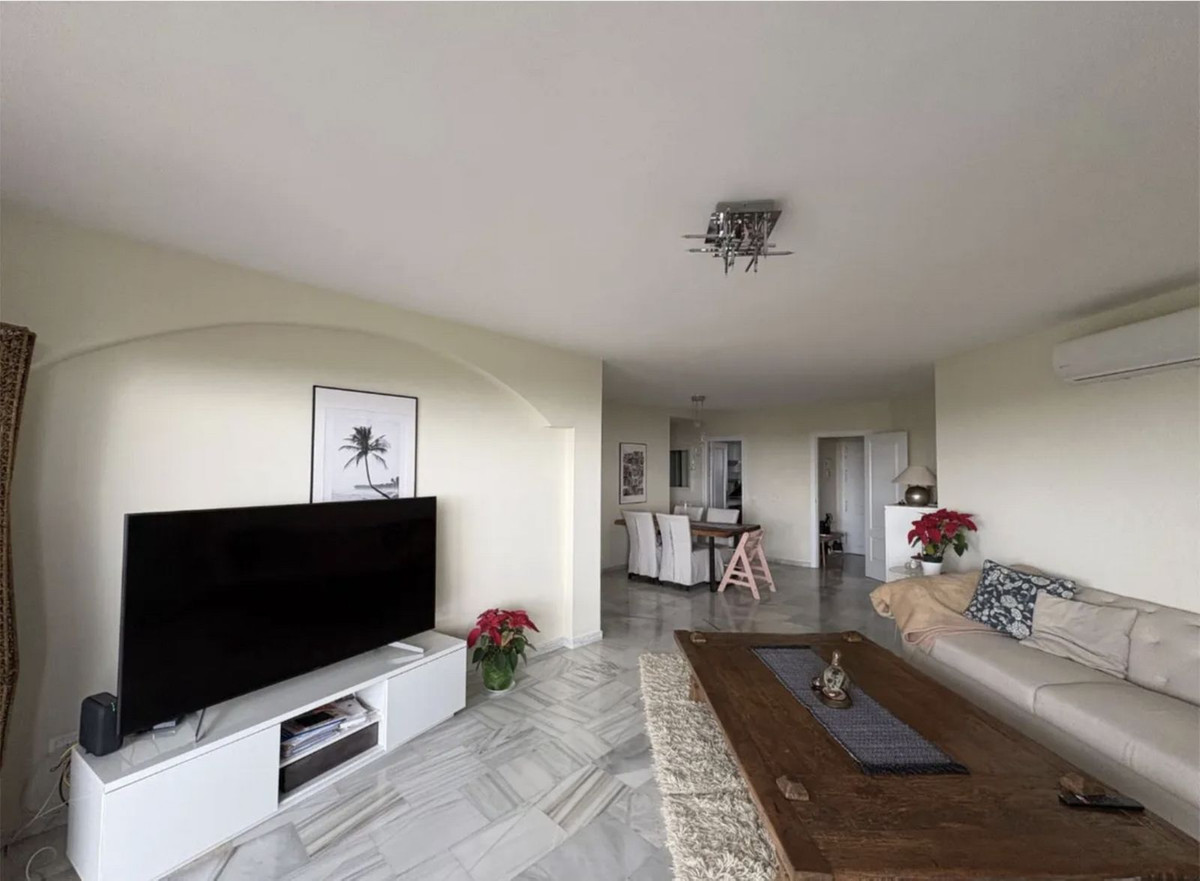 Piso de 3 Dormitorios y 2 Baños en venta en Calahonda