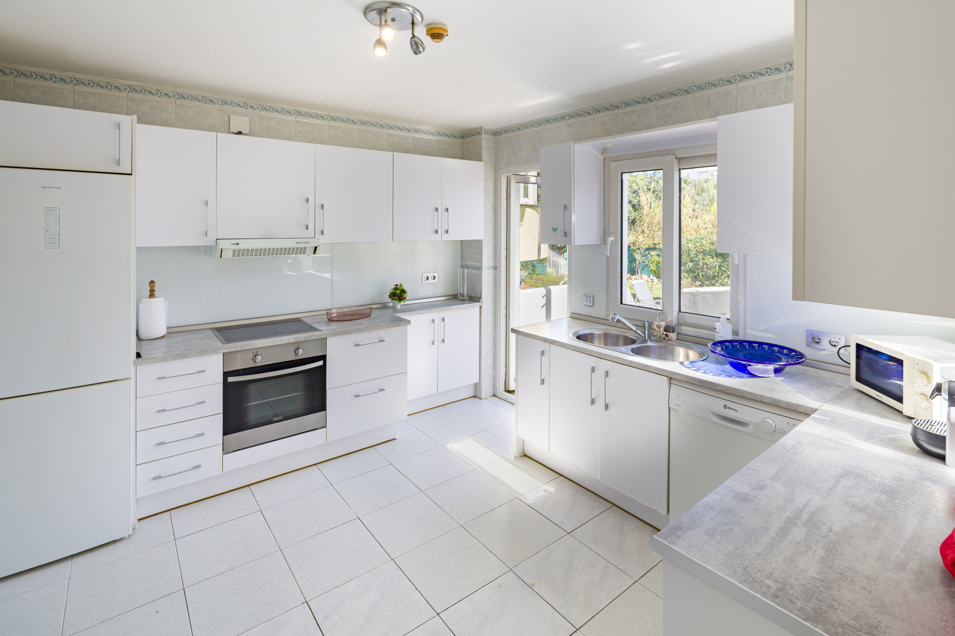 Casa de 3 Dormitorios en venta en Las Chapas, Marbella