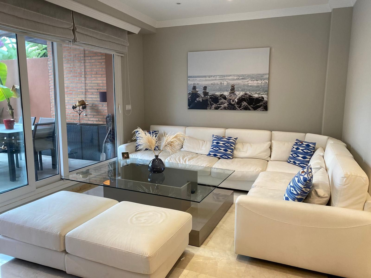 Casa Adosada de 5 Dormitorios en venta en Los Monteros, Marbella