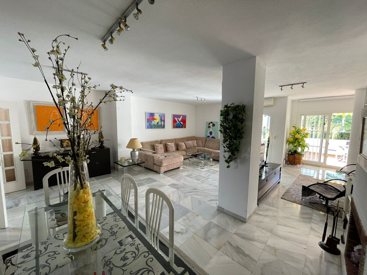 Piso de 5 Dormitorios en venta en Nagüeles, Marbella