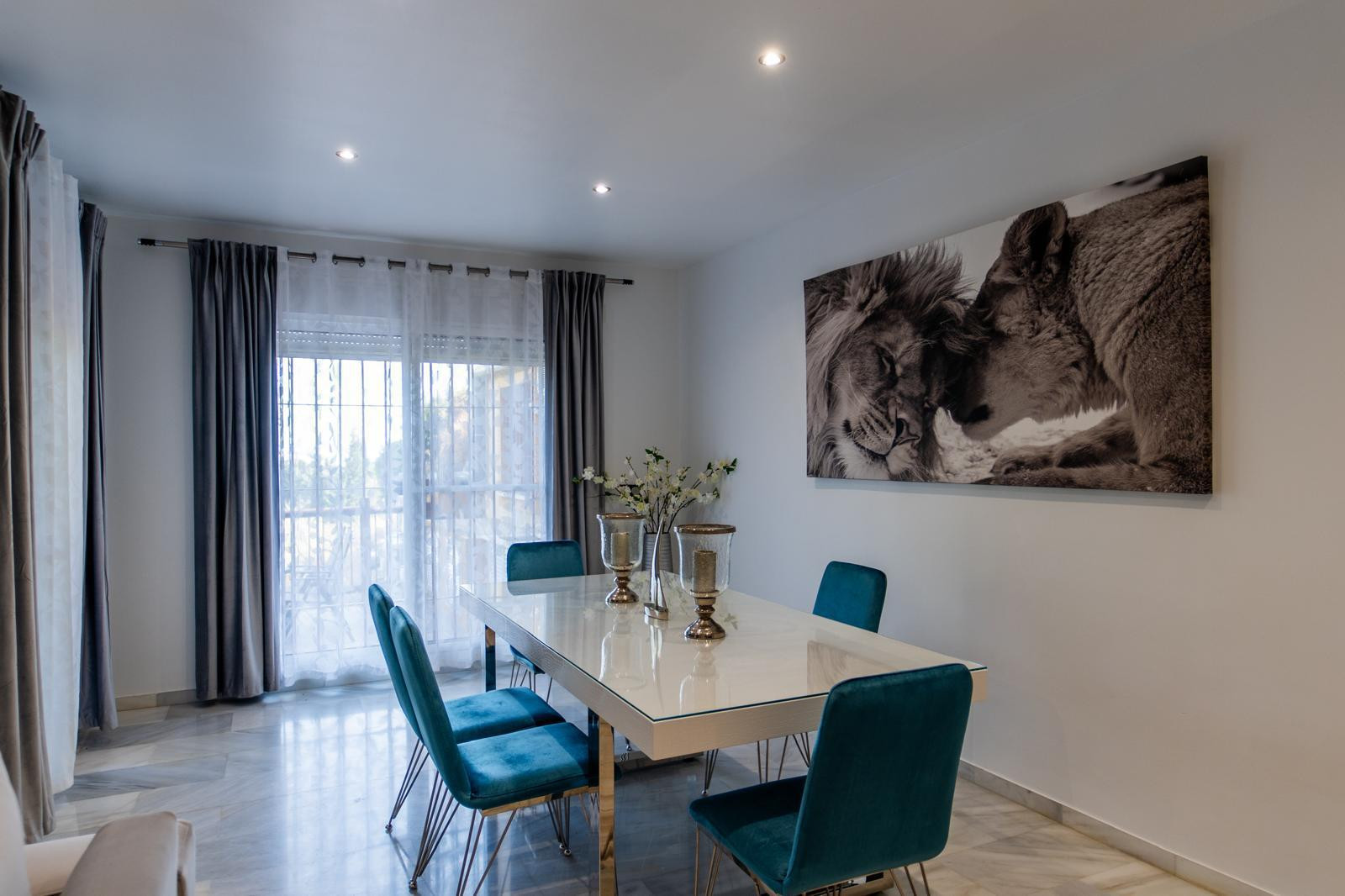 Casa de 4 Dormitorios y 5 Baños en venta en Las Chapas, Marbella