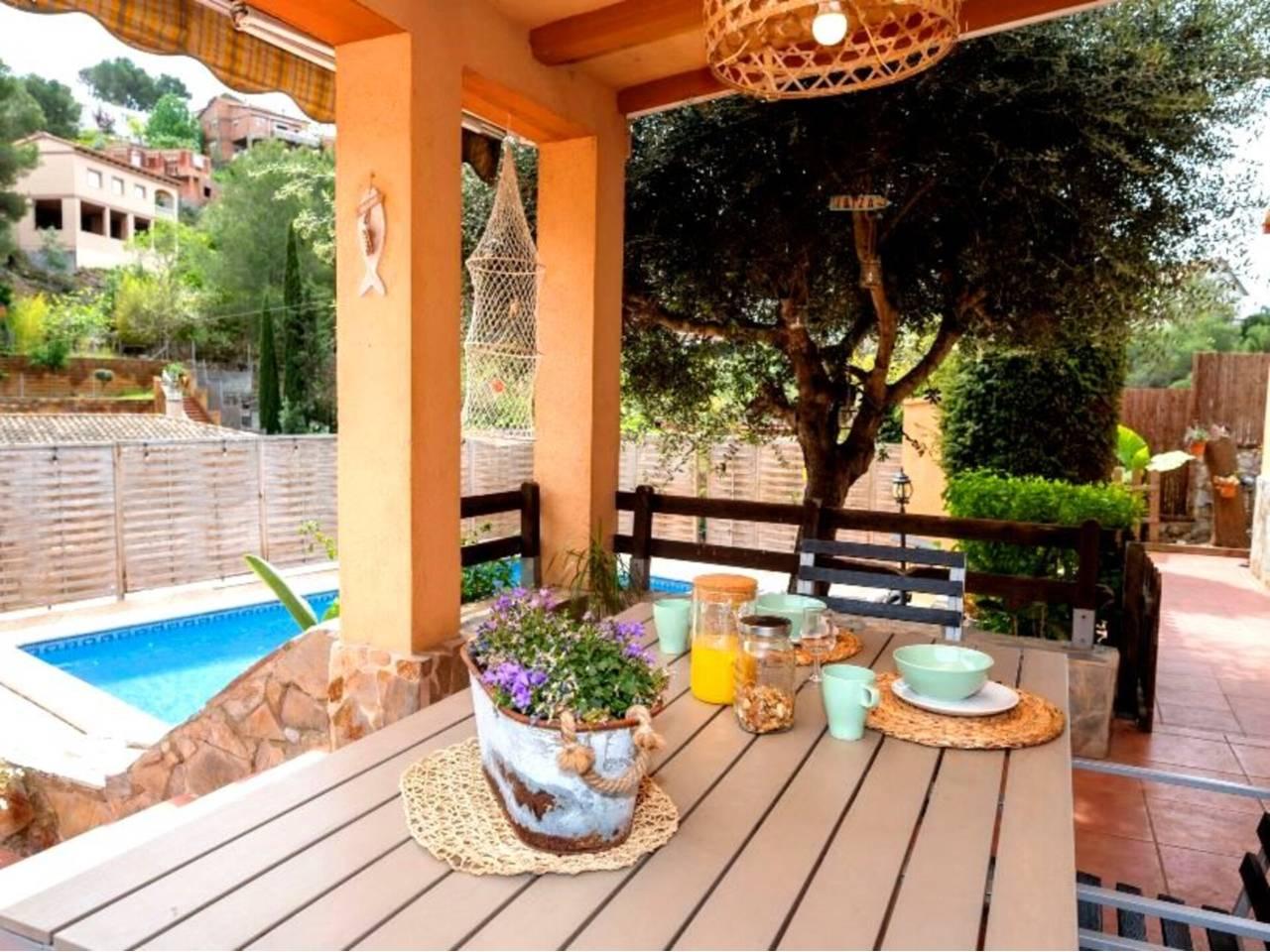 Casa Adosada de 3 Dormitorios en alquiler vacacional en Castellet i La Gornal