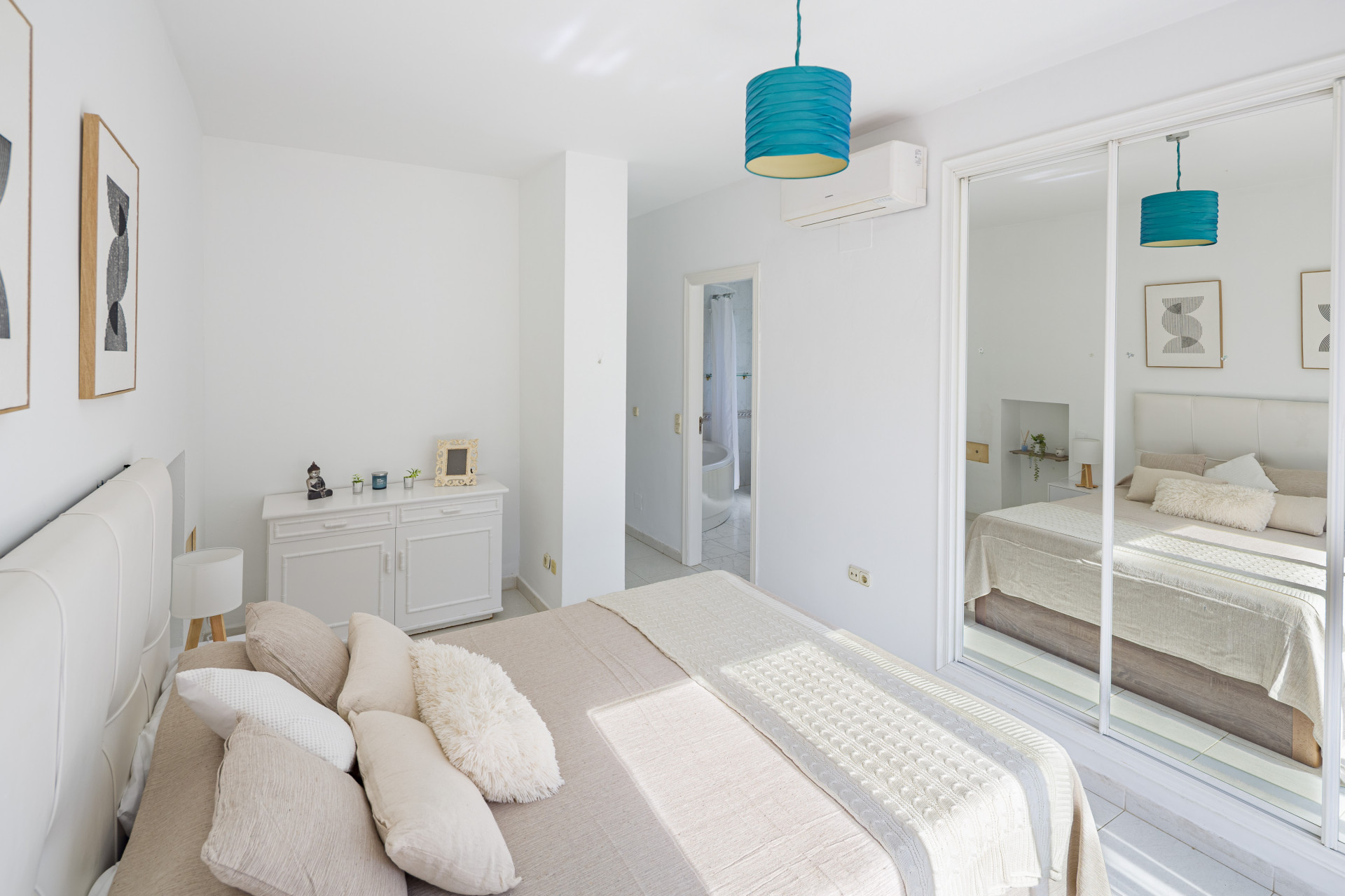Casa de 3 Dormitorios en venta en Las Chapas, Marbella