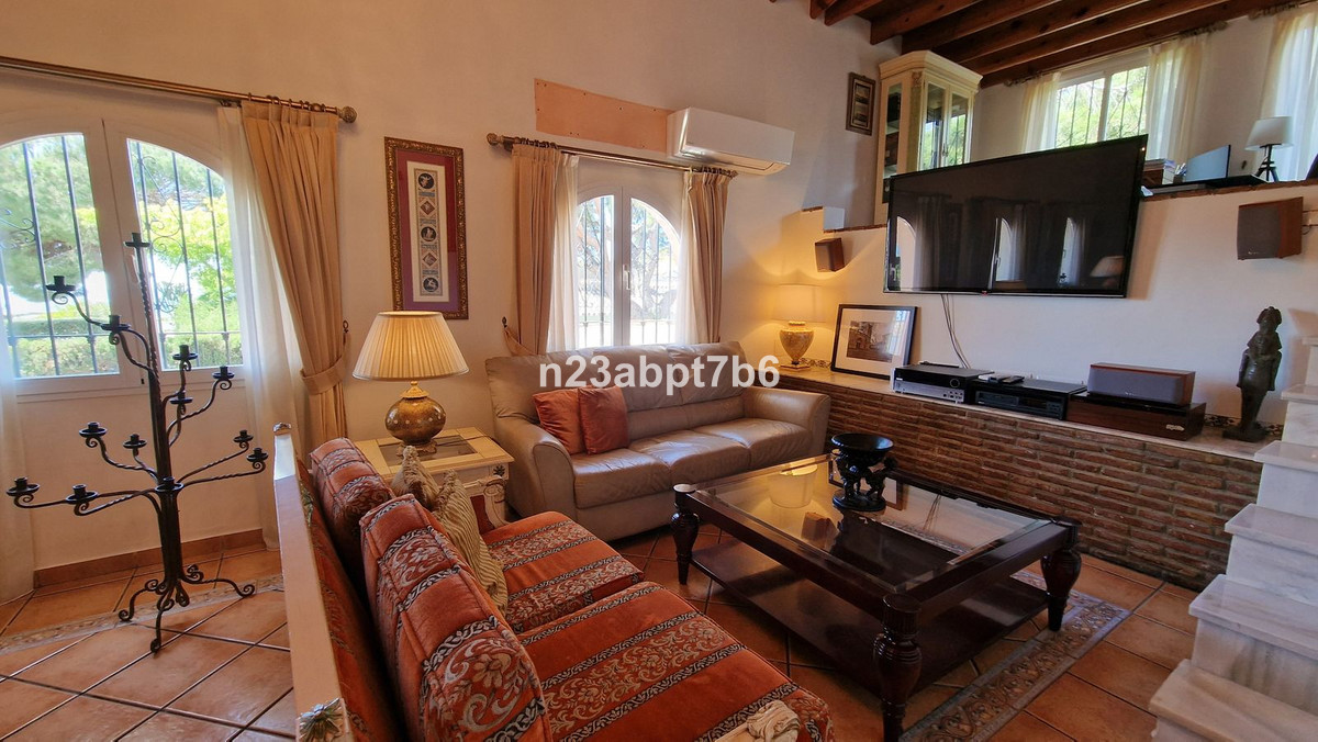 Casa de 4 Dormitorios en venta en Las Chapas, Marbella