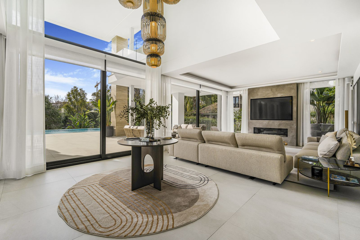 Casa de 6 Dormitorios en venta en Milla de Oro, Marbella