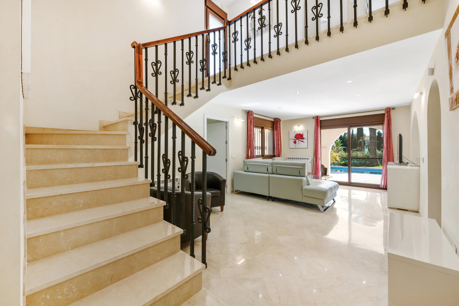 5 спални, 3 бани - Вила за продажба в Estepona