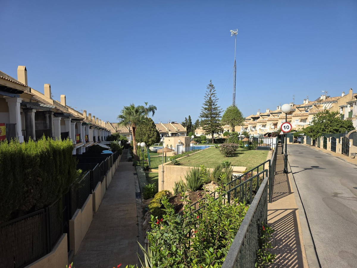 Casa Adosada de 4 Dormitorios y 3 Baños en venta en Marbella