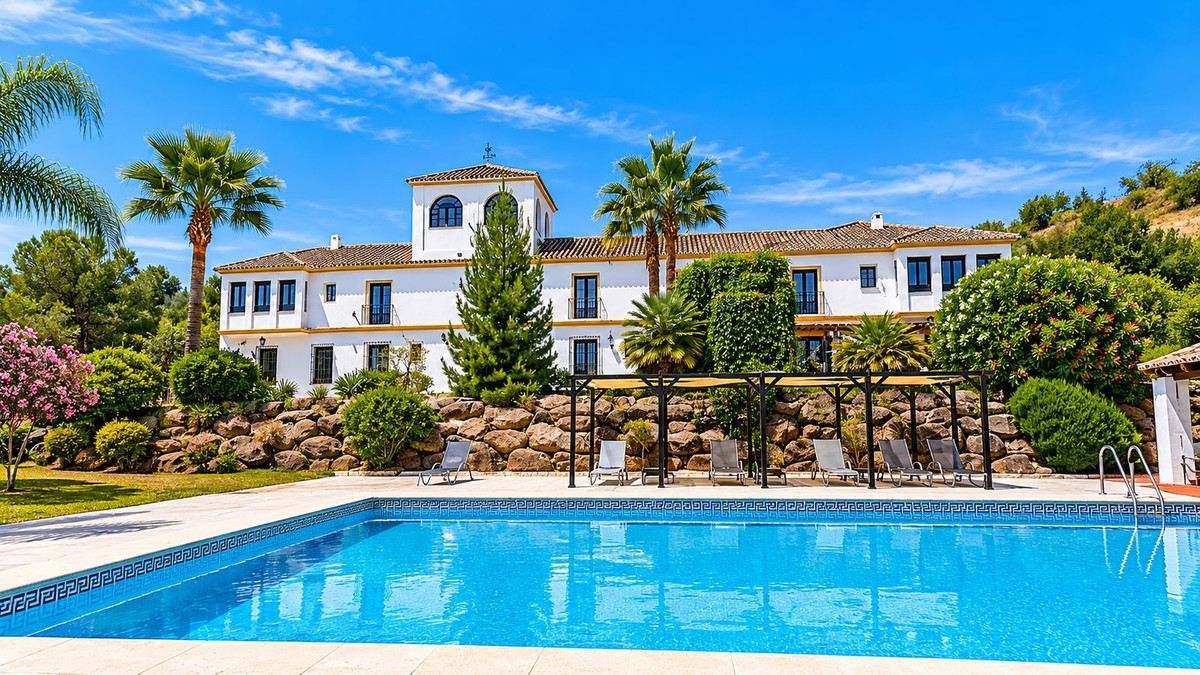 Finca de 13 Dormitorios y 14 Baños en venta en Almogía