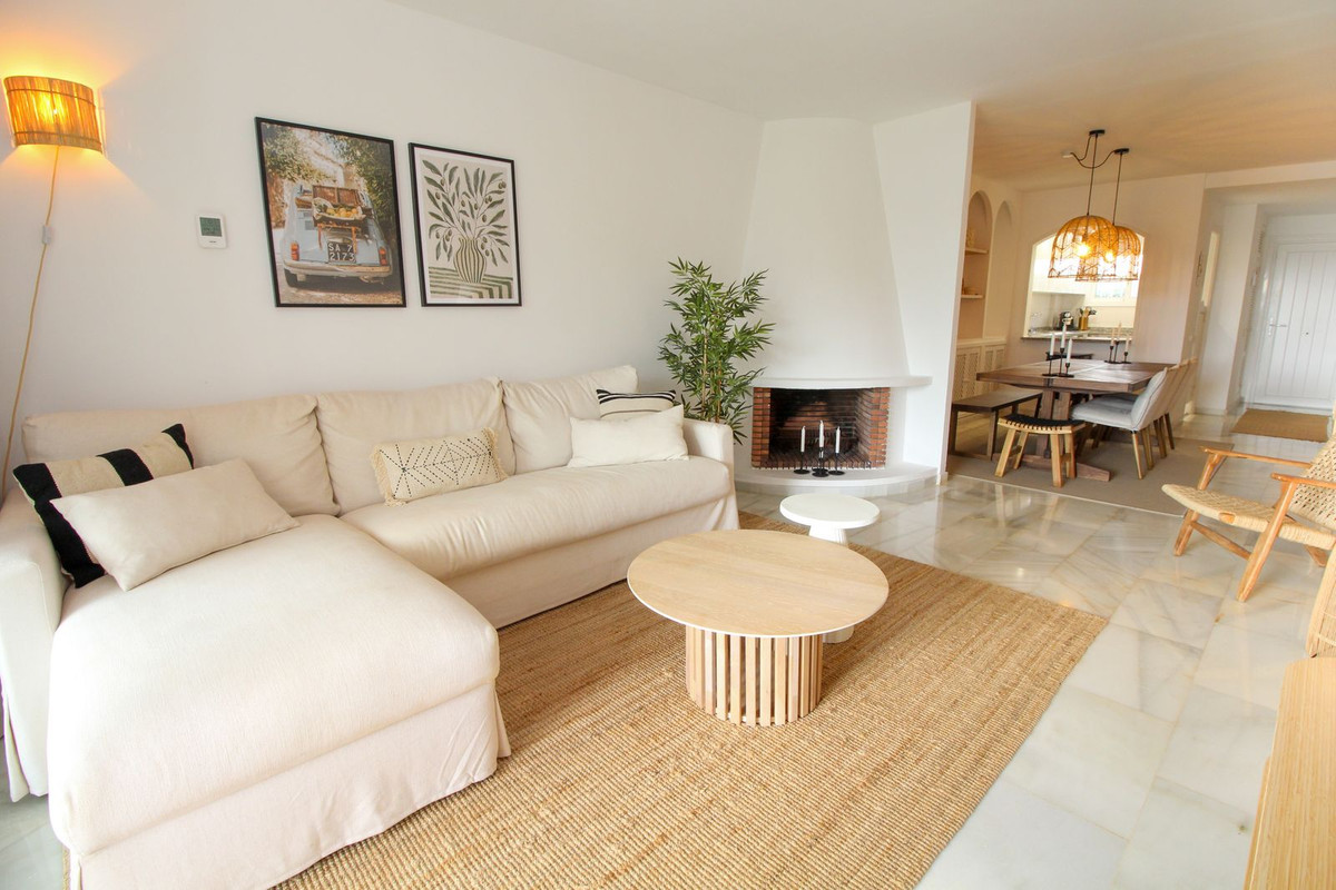 Piso de 2 Dormitorios y 2 Baños en venta en Calahonda