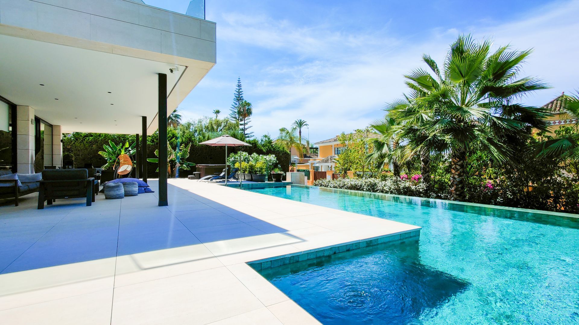 6 спални, 8 бани - Вила за продажба в Nueva Andalucia, Marbella