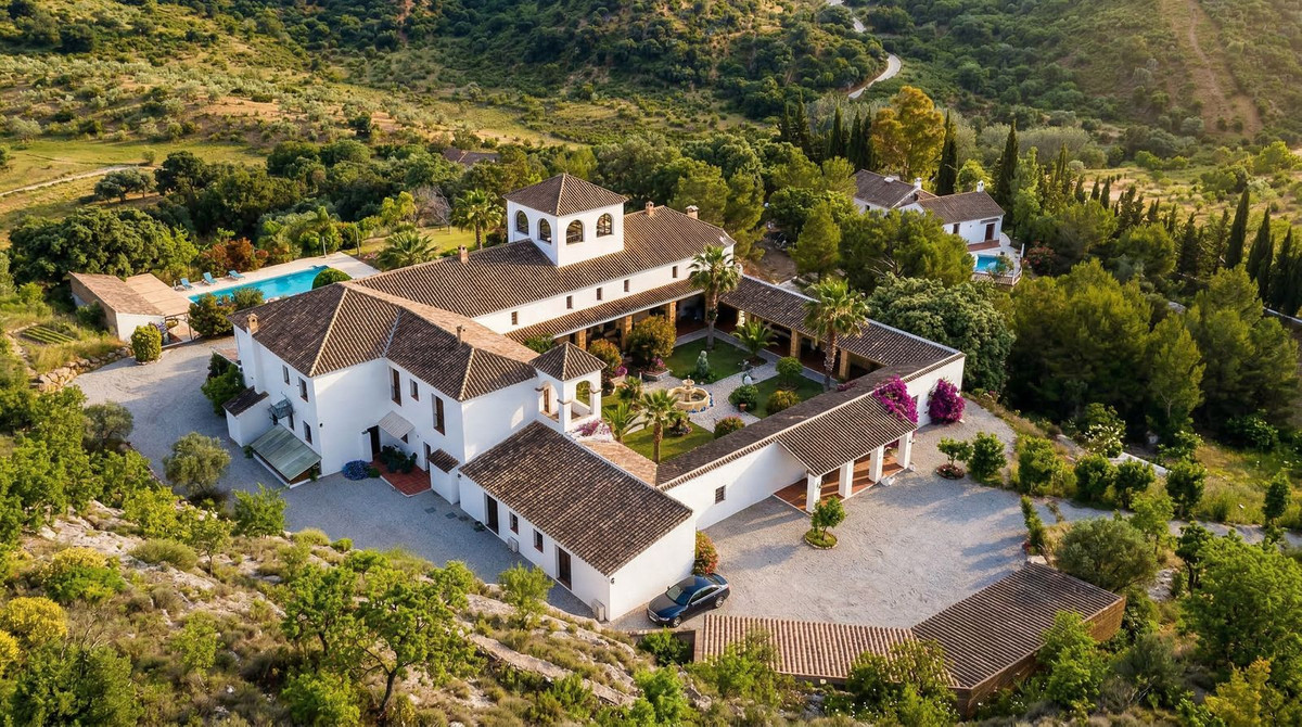 Finca de 13 Dormitorios y 14 Baños en venta en Almogía